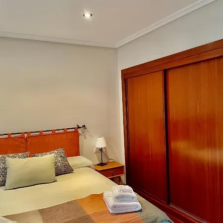 Apartamento Cimadevilla דירה *